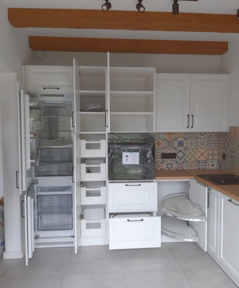 meble kuchenne z zabudową lodówki