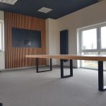 stół z drewna w stylu industrialnym