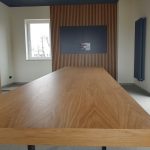 stół z drewna w stylu industrialnym